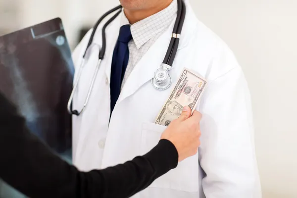 Bribing doctor — Stock Photo, Image
