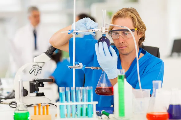 Pesquisador que realiza pesquisa científica em laboratório — Fotografia de Stock