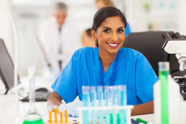 Jonge Indiase onderzoeker werken in lab — Stockfoto