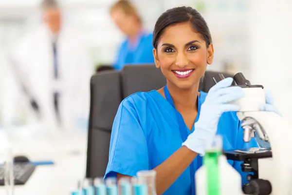 Técnico de laboratório indiano trabalhando no laboratório — Fotografia de Stock