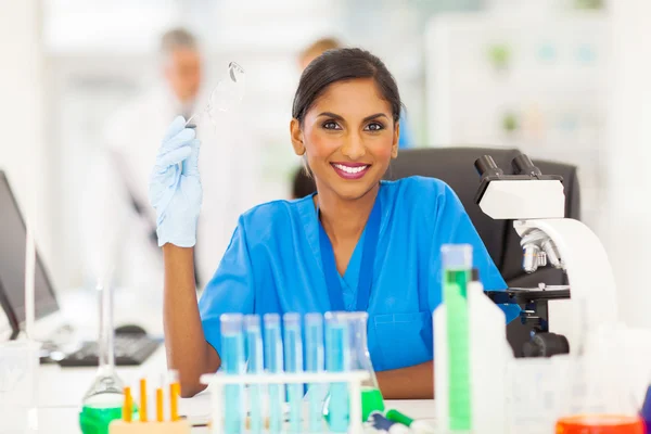 Sonriente joven científico indio — Foto de Stock