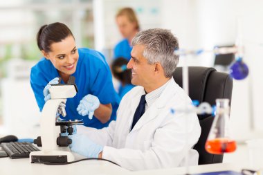 Laboratuvarda çalışan laboratuar teknisyenleri