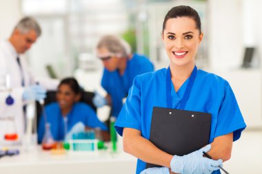 çekici genç kadın laborant