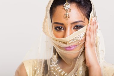 Hintli kadın yüzünü kaplayan sari kostüm