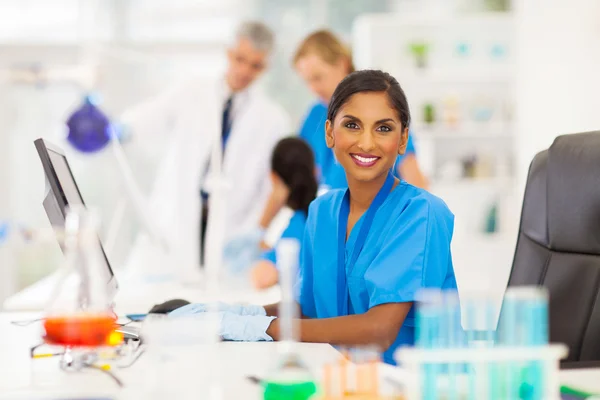 Indian laboratory worker using computer — Stock Photo, Image