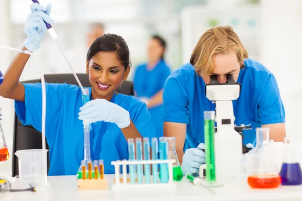 Cientistas em laboratório químico — Fotografia de Stock