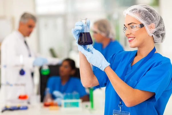 Cientista que estuda substâncias — Fotografia de Stock