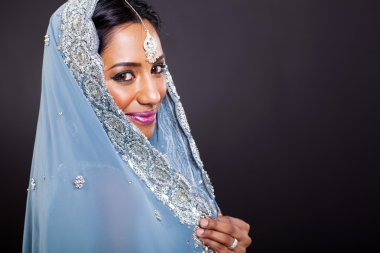 siyah zemin üzerine sarı genç Hintli kadın