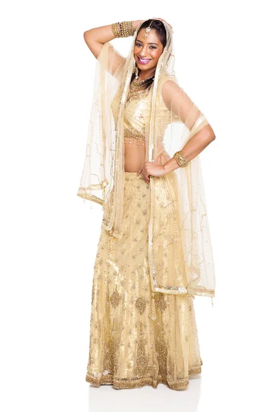 Ung indisk kvinna poserar i sari — Stockfoto