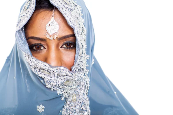 Femme indienne en sari couvrant visage avec voile — Photo