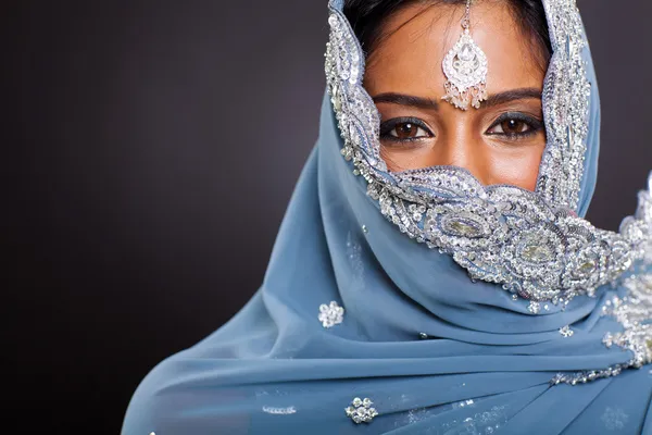 Mujer india en sari con la cara cubierta — Foto de Stock