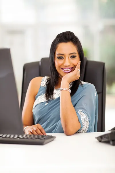 Joven mujer de negocios india en el cargo —  Fotos de Stock