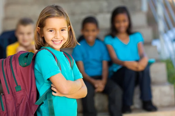 Retrato de menina pré-escolar com mochila — Fotografia de Stock