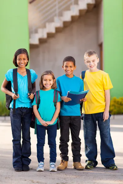 Groep van basisschool leerlingen — Stockfoto