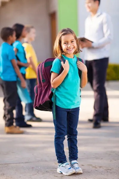 Ученик начальной школы с рюкзаком — стоковое фото