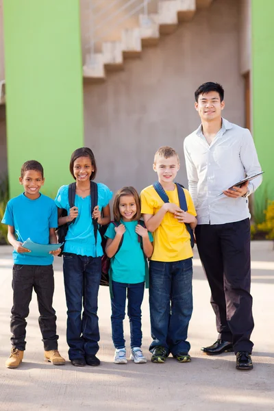 Leraar en elementary schoolstudenten — Stockfoto