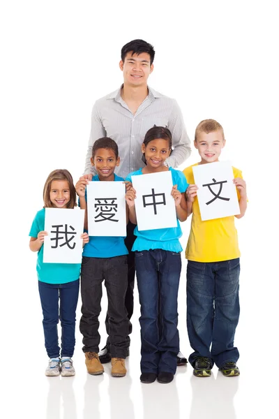 Chinese leraar permanent met groep van studenten — Stockfoto