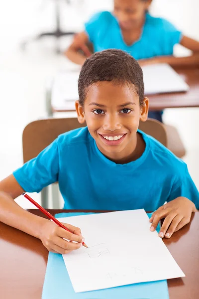 Afrikanska skolpojke skriva klassrumsarbete — Stockfoto