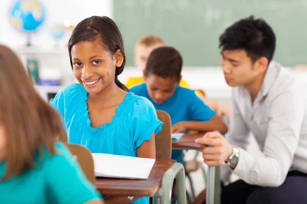 Afroamerikanska skolflicka i klassrummet — Stockfoto