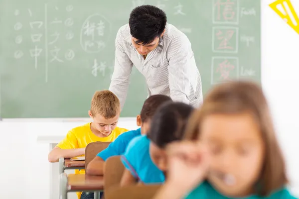 Kinesiska lärare i klassrummet med elever — Stockfoto