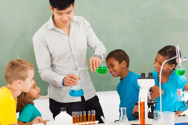 小学校の化学実験 — ストック写真