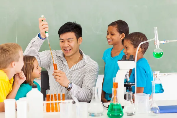 Esperimento di scienze della scuola primaria — Foto Stock