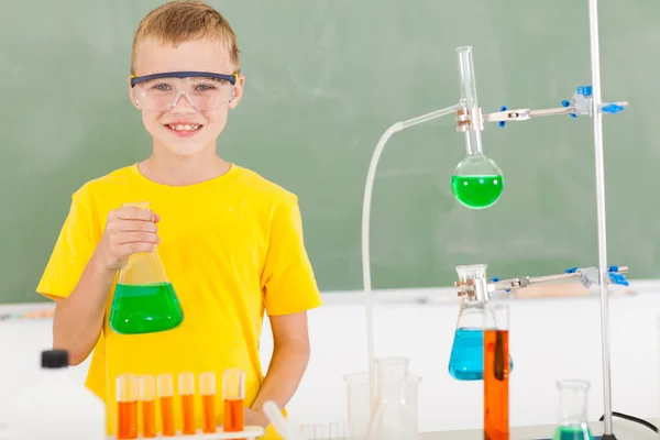 Male elementary school student in the lab — Stok fotoğraf