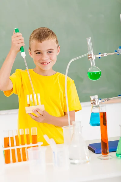 Scolaro primario in classe di scienza — Foto Stock