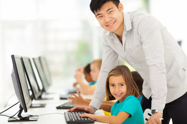 Insegnante di informatica della scuola elementare e studenti — Foto Stock