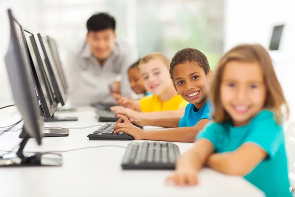 Kinderen in de computer klasse — Stockfoto