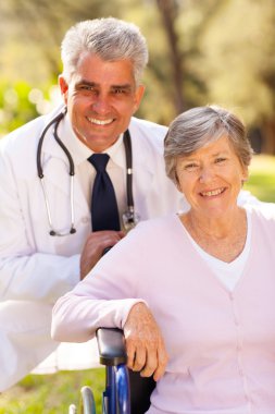 Tıp doktoru ve yaşlı hasta