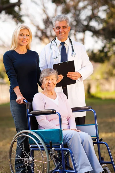 Disabled senior woman and daughter meeting retirement village do — Stock Photo, Image