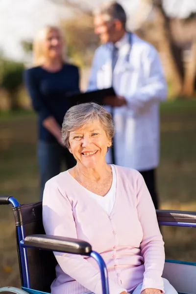 Mulher idosa com deficiência ao ar livre — Fotografia de Stock