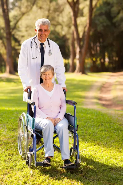 Врач и пожилой пациент на открытом воздухе — стоковое фото