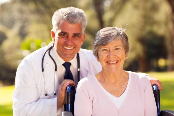 Medisch arts met senior patiënt buitenshuis — Stockfoto