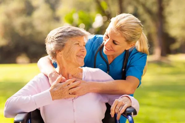 Fürsorgliche Krankenschwester mit Seniorin — Stockfoto