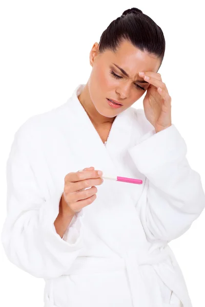 Mujer confundida mirando el resultado de la prueba de embarazo — Foto de Stock