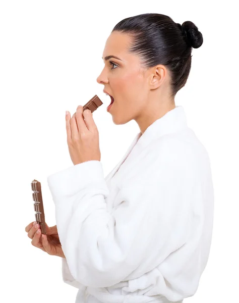 Visão lateral da mulher comendo chocolate — Fotografia de Stock