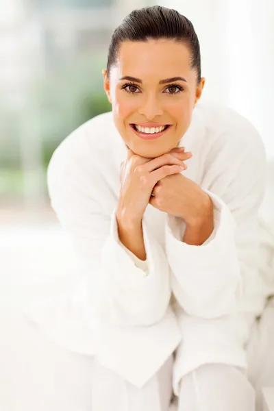 Gesunde junge Frau im Pyjama — Stockfoto