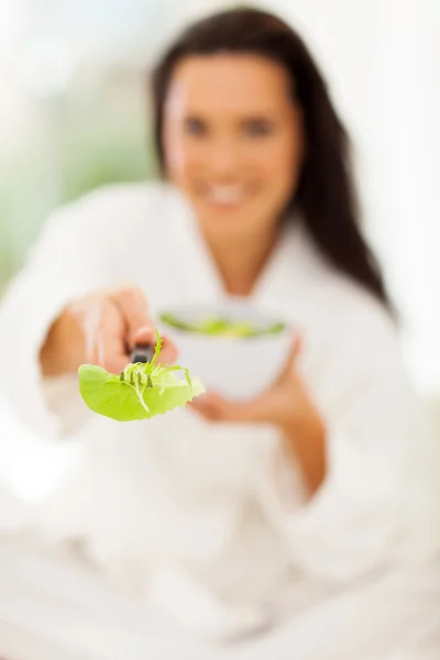 Vrouw geven verse groene salade — Stockfoto