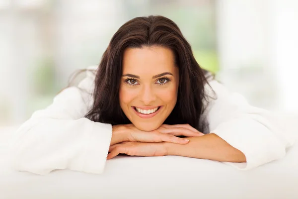 Hübsche Frau auf dem Bett liegend — Stockfoto