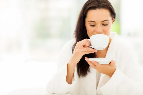 Vrouw in badjas drinken koffie — Stockfoto