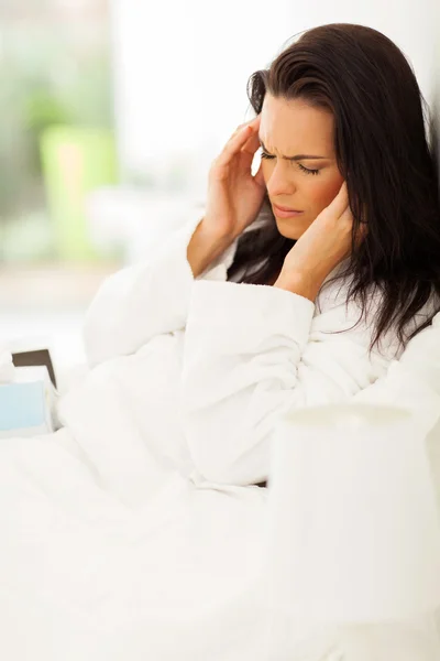 Junge Frau mit Kopfschmerzen — Stockfoto