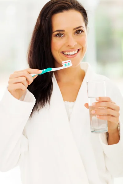妇女刷牙 — 图库照片