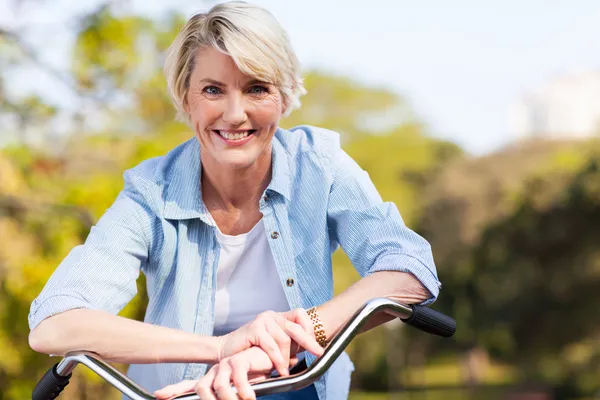 Mujer mayor en bicicleta —  Fotos de Stock