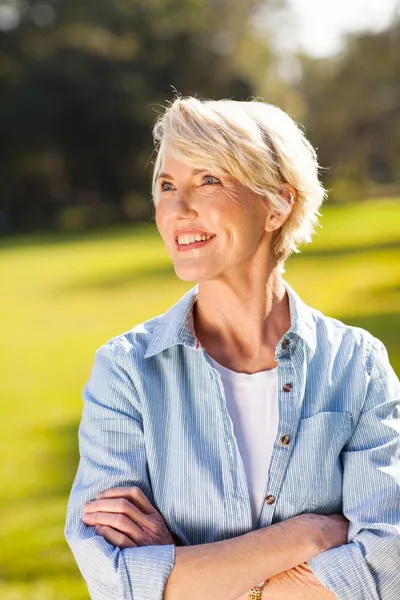 Senior vrouw buitenshuis — Stockfoto