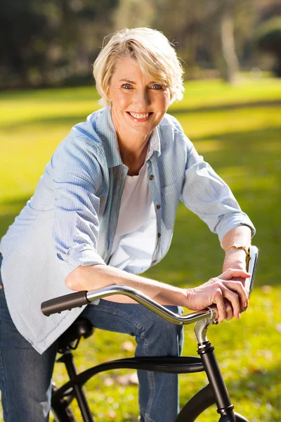 Senior vrouw met een fietskadın kıdemli bir bisiklet sürme — Stok fotoğraf