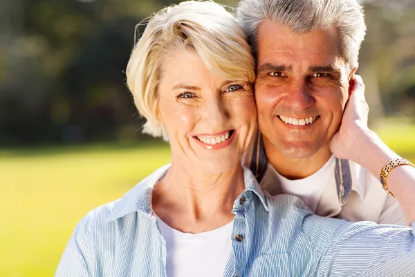 Mooie midden leeftijd man en vrouw — Stockfoto