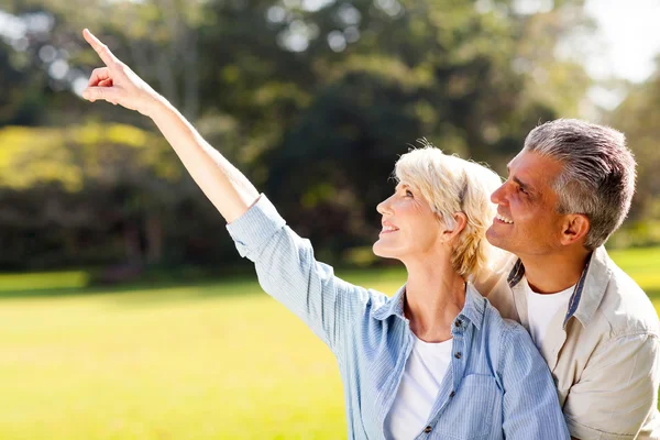 Healthy mature couple outdoors — Stock Photo, Image
