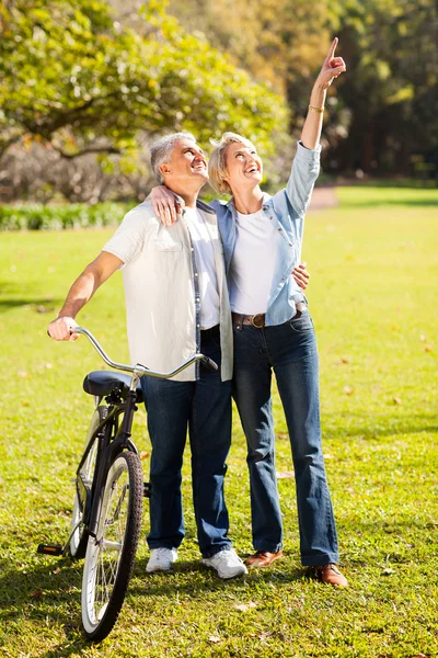 Parkta yürüyüş orta yaşlı çift — Stok fotoğraf